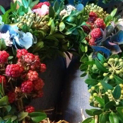 Kranz aus Beeren, Efeu, Buchsbaum und Hortensien